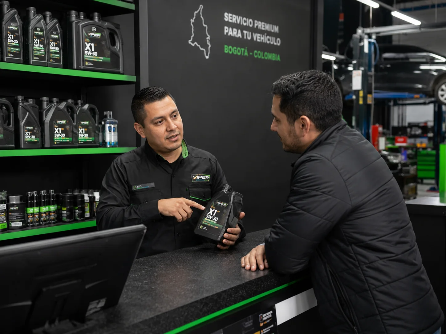 Asesor atendiendo cliente en taller mecánico de Bogotá